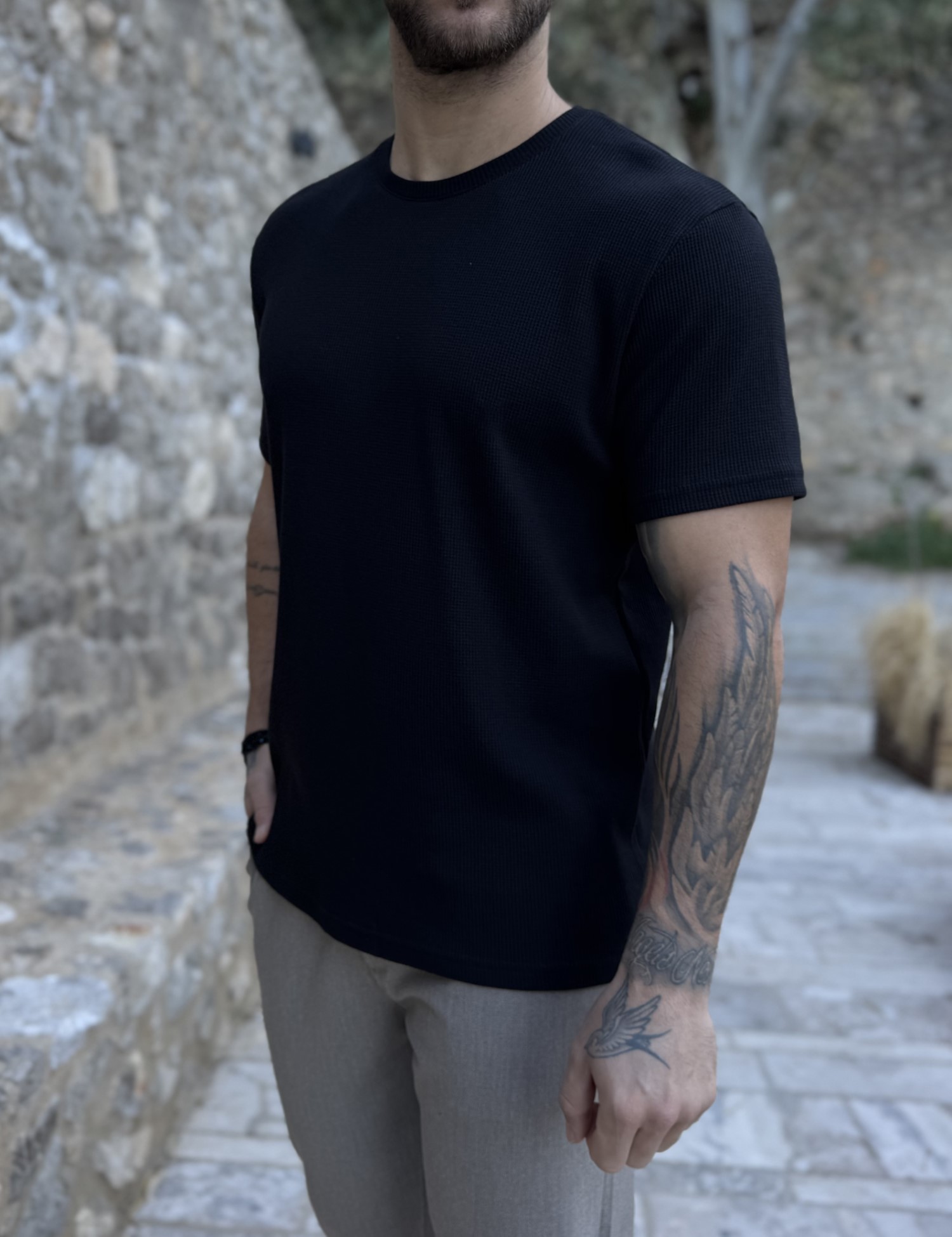 Ανδρική μαύρη κοντομάνικη μπλούζα με ανάγλυφο ύφασμα R260330 φωτογραφία